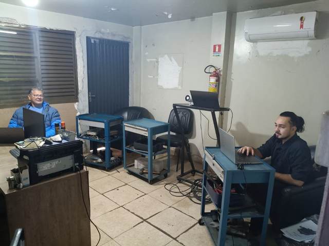 Aula prática do curso Cummins Calterm dentro da oficina